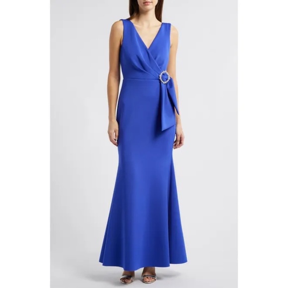 Eliza J Dresses & Skirts - Eliza J GREEN Surplice V-Neck Sleeveless Mermaid Gown Size 8